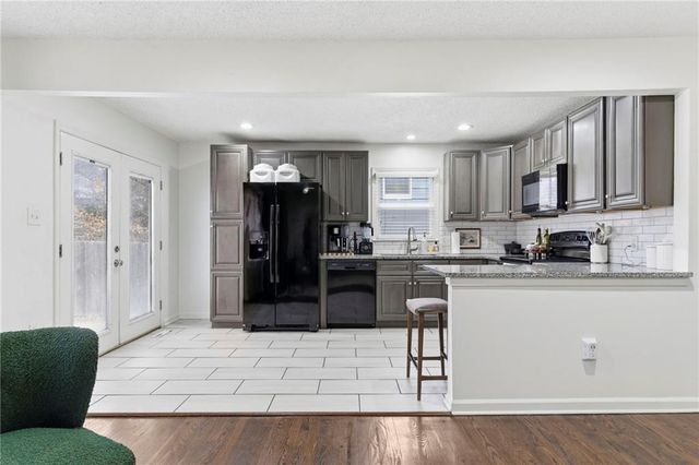 515 S Meadowbrook Lane, Olathe, KS 66062