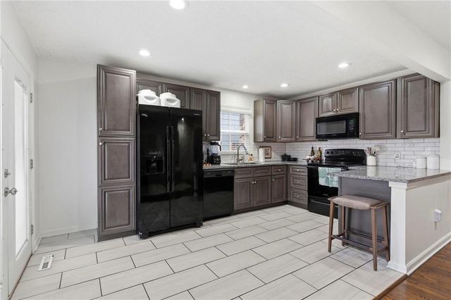 515 S Meadowbrook Lane, Olathe, KS 66062