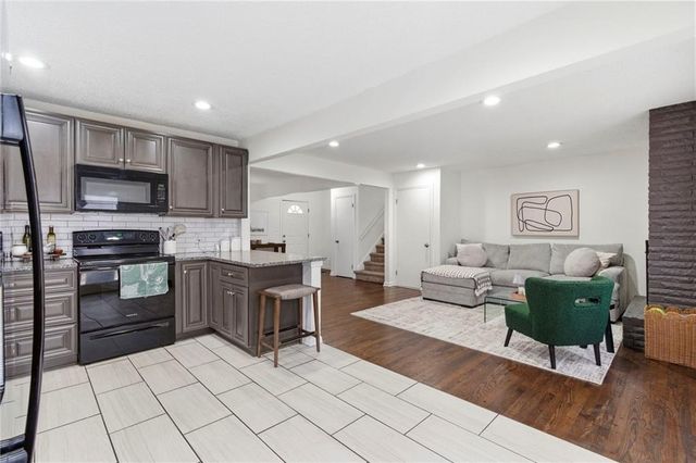 515 S Meadowbrook Lane, Olathe, KS 66062