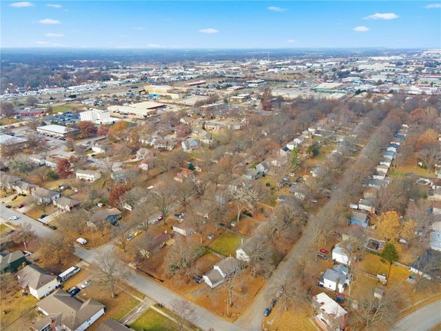 515 S Meadowbrook Lane, Olathe, KS 66062