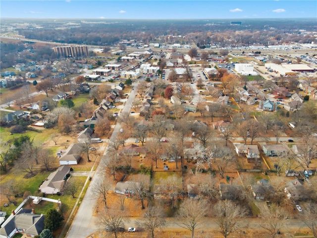 515 S Meadowbrook Lane, Olathe, KS 66062