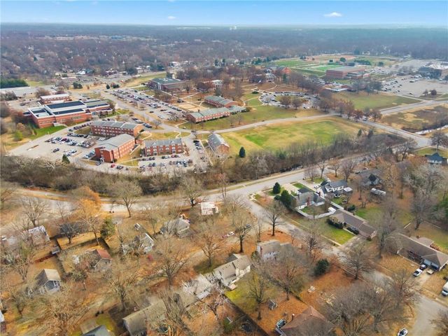 515 S Meadowbrook Lane, Olathe, KS 66062