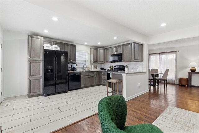 515 S Meadowbrook Lane, Olathe, KS 66062