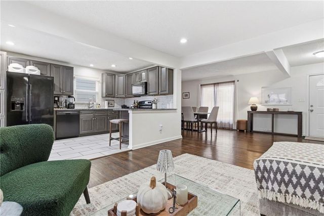 515 S Meadowbrook Lane, Olathe, KS 66062