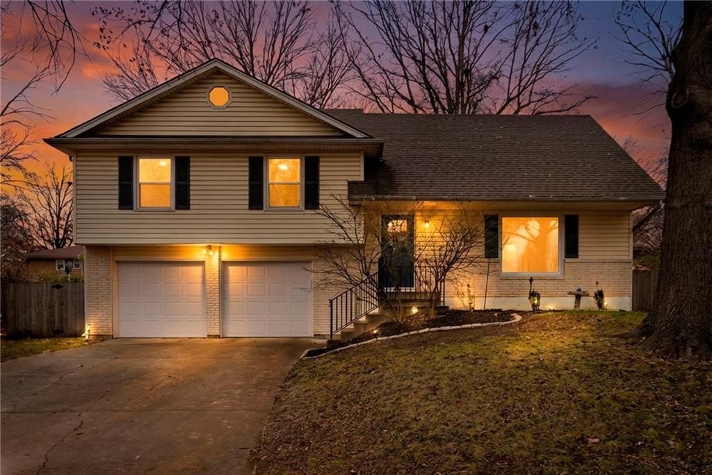 515 S Meadowbrook Lane, Olathe, KS 66062