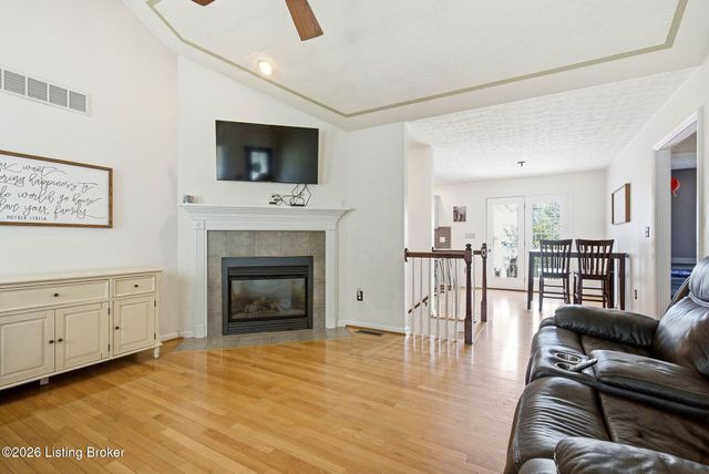 6303 Winding Stream Dr, Louisville, KY 40272