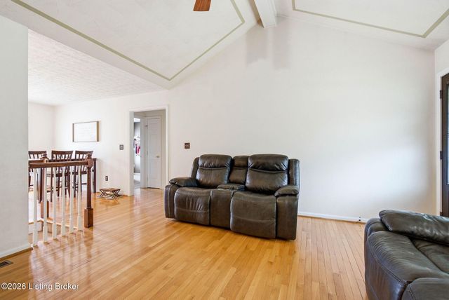 6303 Winding Stream Dr, Louisville, KY 40272