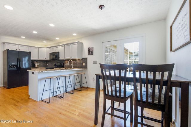 6303 Winding Stream Dr, Louisville, KY 40272