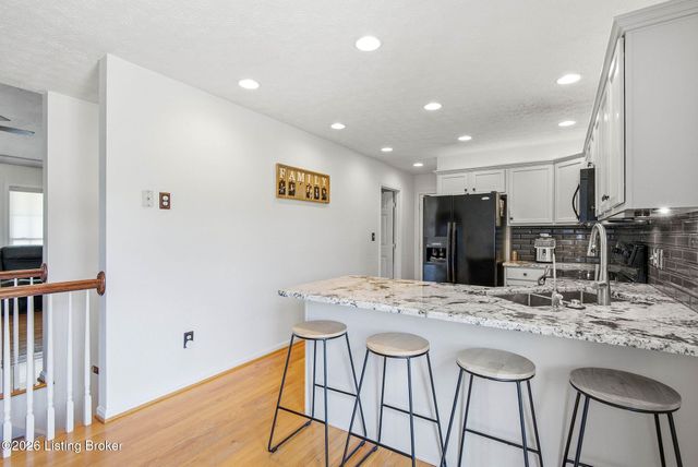 6303 Winding Stream Dr, Louisville, KY 40272