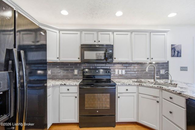 6303 Winding Stream Dr, Louisville, KY 40272