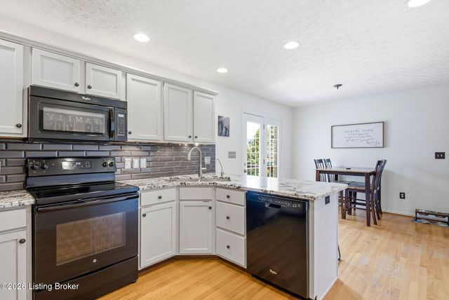 6303 Winding Stream Dr, Louisville, KY 40272