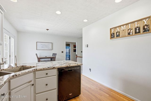6303 Winding Stream Dr, Louisville, KY 40272