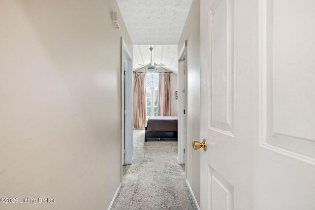 6303 Winding Stream Dr, Louisville, KY 40272