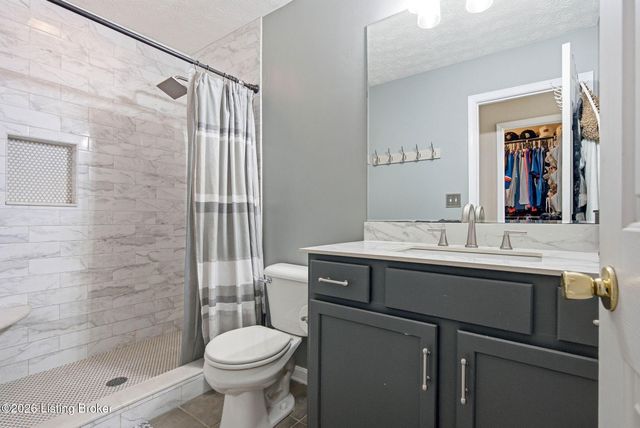 6303 Winding Stream Dr, Louisville, KY 40272
