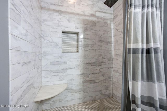 6303 Winding Stream Dr, Louisville, KY 40272