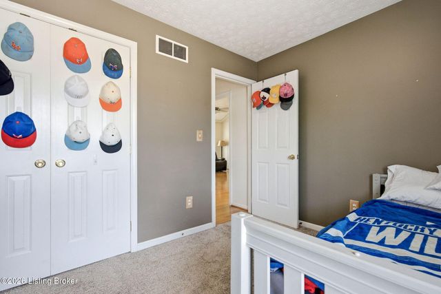 6303 Winding Stream Dr, Louisville, KY 40272