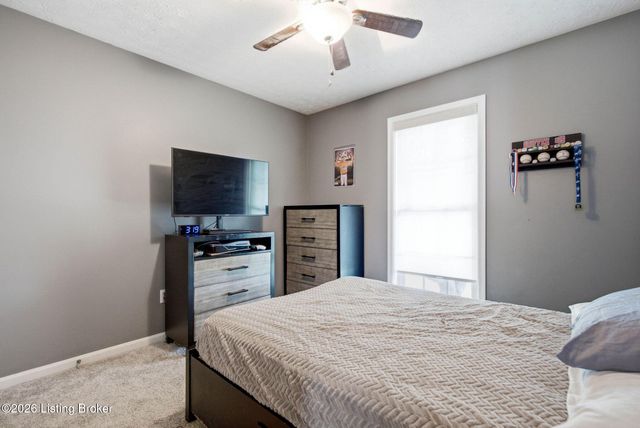 6303 Winding Stream Dr, Louisville, KY 40272