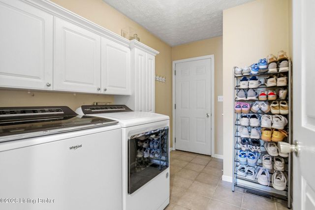 6303 Winding Stream Dr, Louisville, KY 40272
