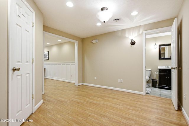 6303 Winding Stream Dr, Louisville, KY 40272