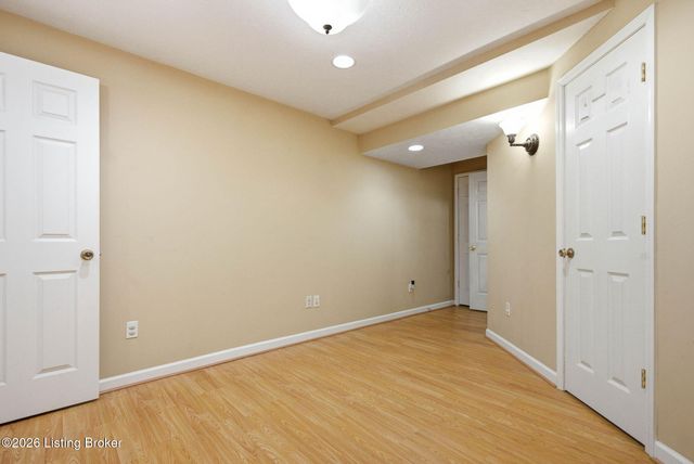 6303 Winding Stream Dr, Louisville, KY 40272