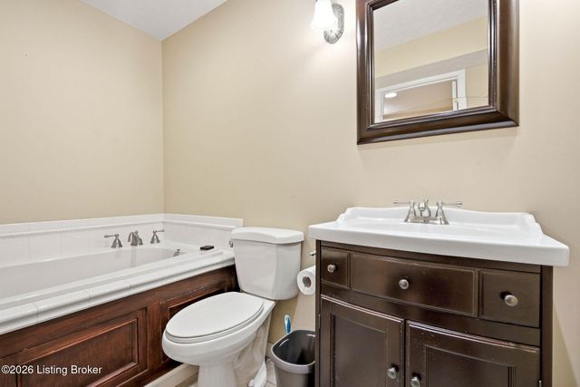 6303 Winding Stream Dr, Louisville, KY 40272