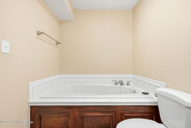 6303 Winding Stream Dr, Louisville, KY 40272