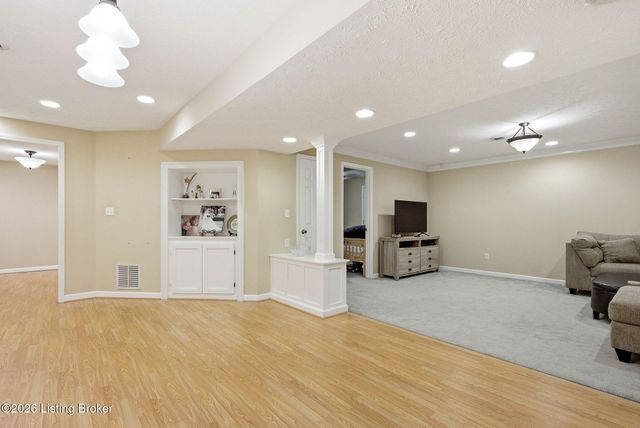 6303 Winding Stream Dr, Louisville, KY 40272