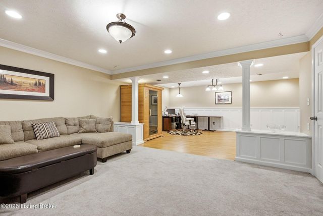 6303 Winding Stream Dr, Louisville, KY 40272