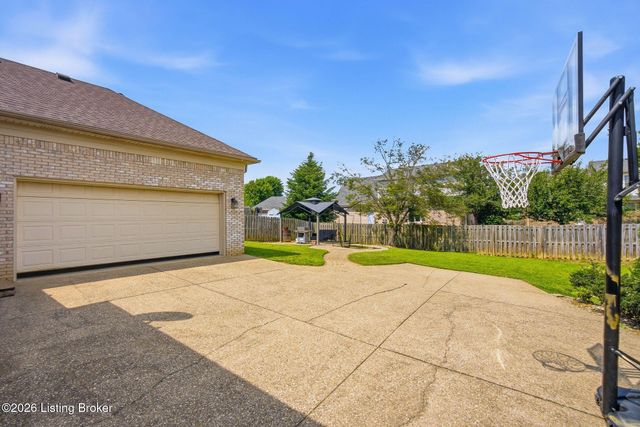 6303 Winding Stream Dr, Louisville, KY 40272