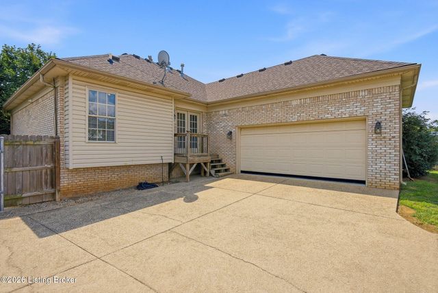 6303 Winding Stream Dr, Louisville, KY 40272
