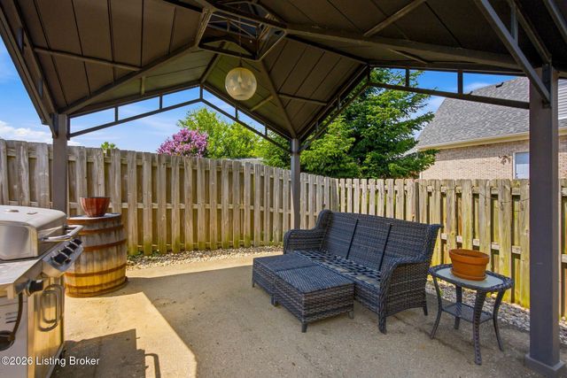 6303 Winding Stream Dr, Louisville, KY 40272