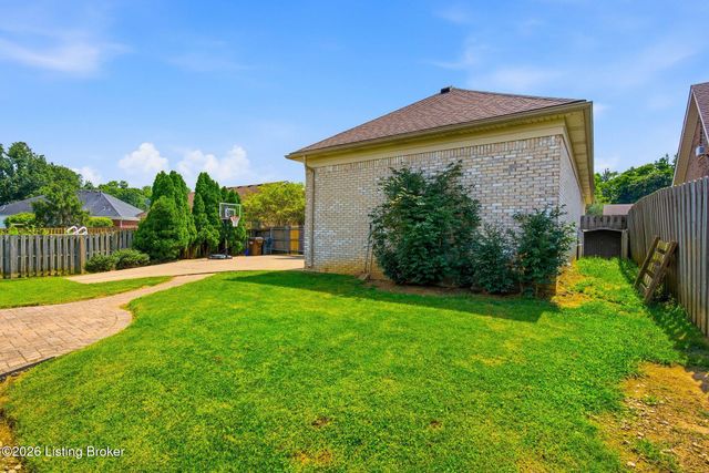 6303 Winding Stream Dr, Louisville, KY 40272
