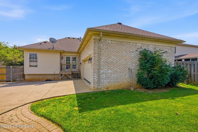 6303 Winding Stream Dr, Louisville, KY 40272