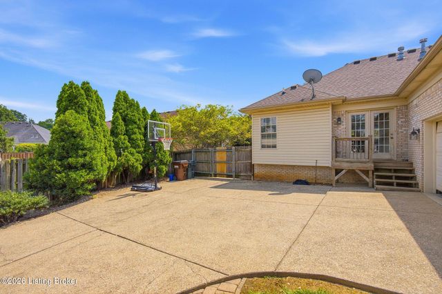 6303 Winding Stream Dr, Louisville, KY 40272