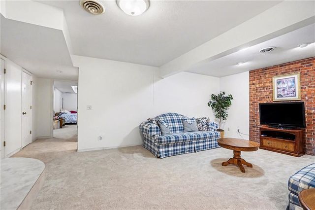 1109 S Catalpa Street, Savannah, MO 64485