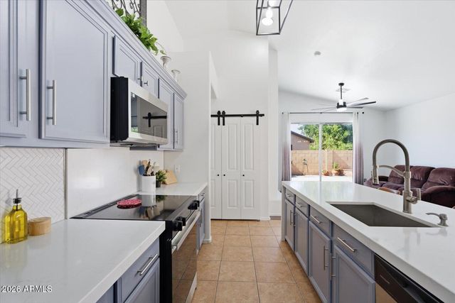 6822 S 40TH Drive, Phoenix, AZ 85041