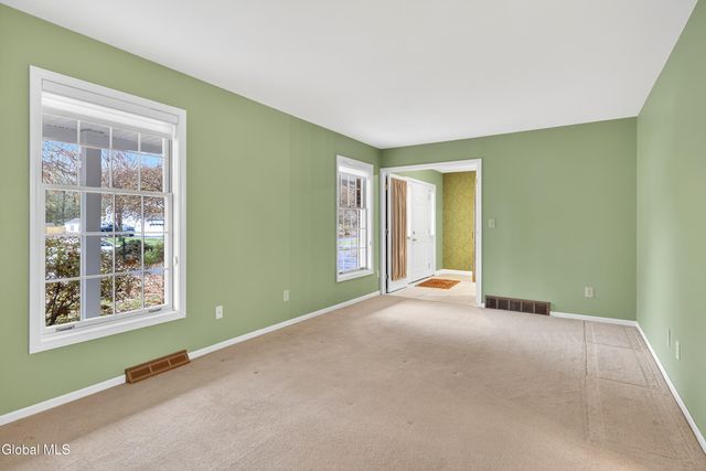 16 Lincoln Avenue, Clifton Park, NY 12065