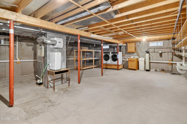 16 Lincoln Avenue, Clifton Park, NY 12065