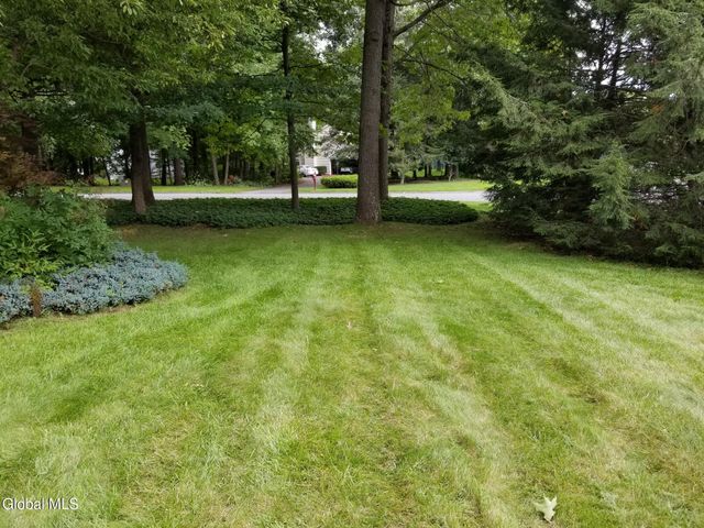 16 Lincoln Avenue, Clifton Park, NY 12065