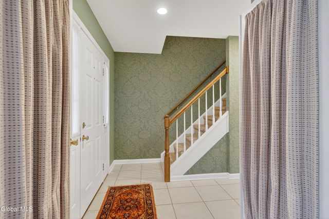 16 Lincoln Avenue, Clifton Park, NY 12065