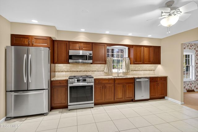 16 Lincoln Avenue, Clifton Park, NY 12065