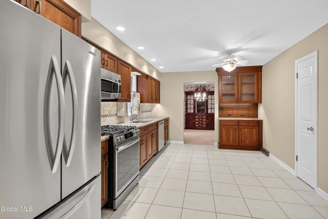 16 Lincoln Avenue, Clifton Park, NY 12065