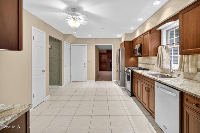 16 Lincoln Avenue, Clifton Park, NY 12065