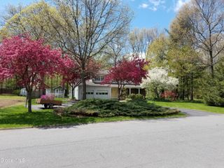 16 Lincoln Avenue, Clifton Park, NY 12065