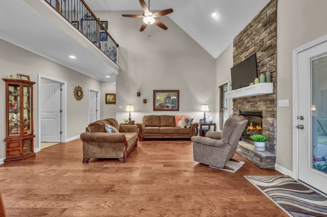 101 Vannoak Dr, Clarksville, TN 37043