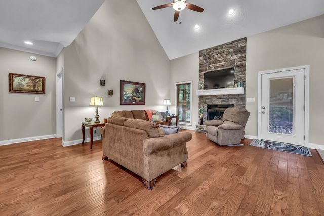 101 Vannoak Dr, Clarksville, TN 37043