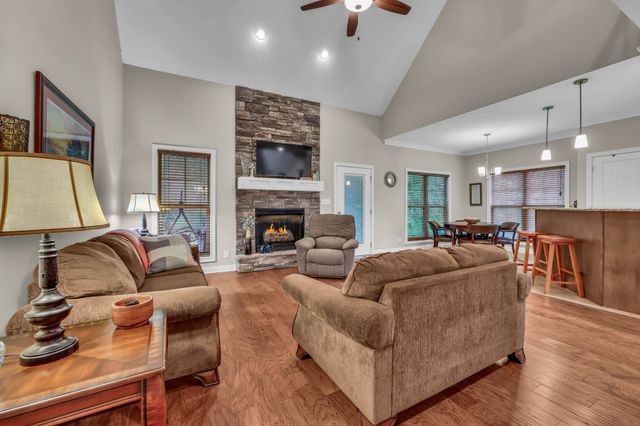 101 Vannoak Dr, Clarksville, TN 37043