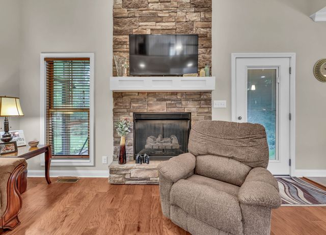 101 Vannoak Dr, Clarksville, TN 37043