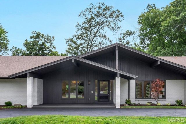 15 Meadowbrook Country Club Estate, Ballwin, MO 63011