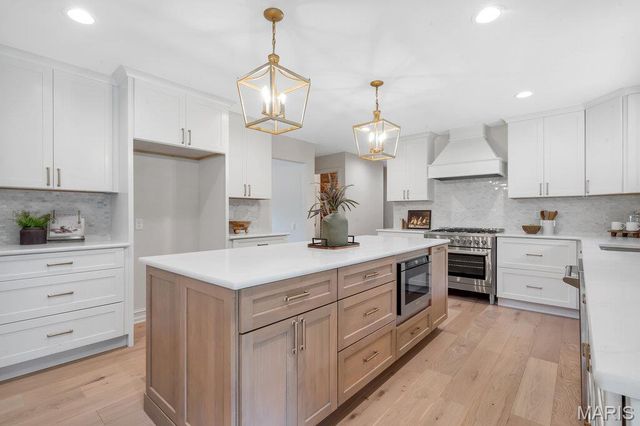 15 Meadowbrook Country Club Estate, Ballwin, MO 63011